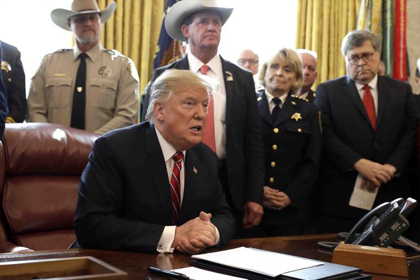 En la foto, el presidente Trump firma su primer veto en su oficina en la Casa Blanca, el 15 de marzo de 2019. (AP/Evan Vucci)