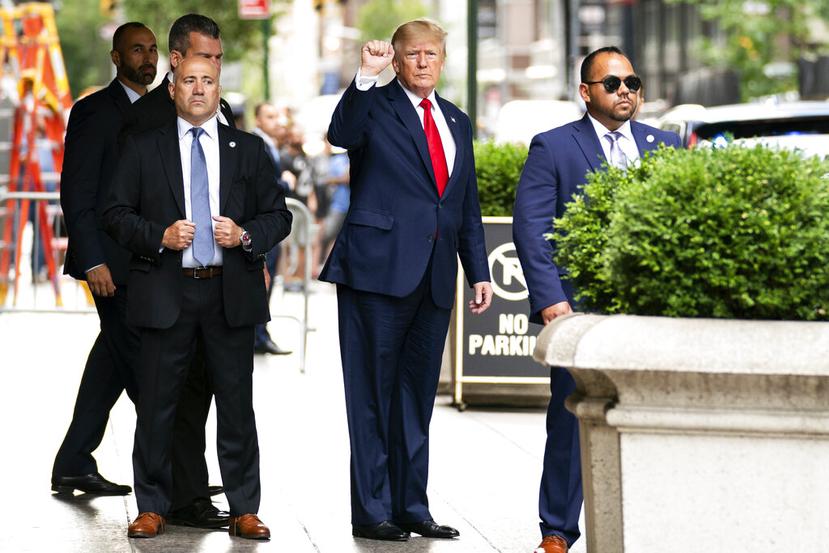 El expresidente Donald Trump gesticula mientras parte de la Torre Trump el miércoles 10 de agosto de 2022, en Nueva York.