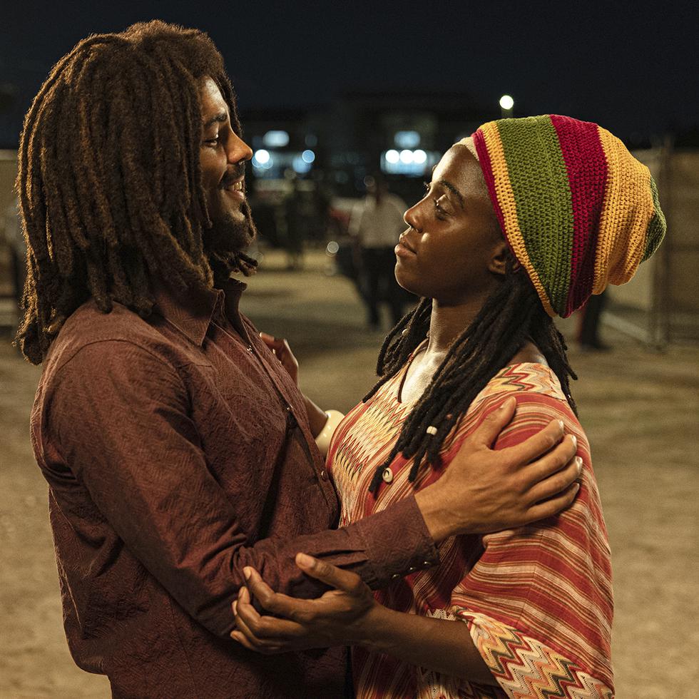 Kingsley Ben-Adir, a la izquierda, y Lashana Lynch, a la derecha, protagonizan la película "Bob Marley: One Love".