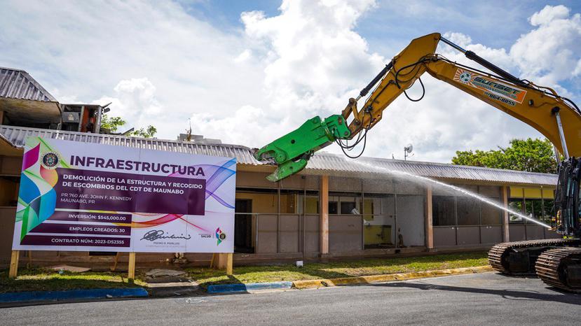 Momento en que empieza la demolición del centro de salud en Maunabo.