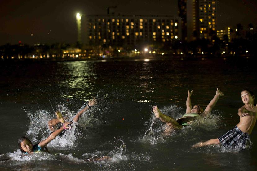 Como parte de la tradición las personas acostumbran tirarse al mar a la medianoche. (Archivo / GFR Media)