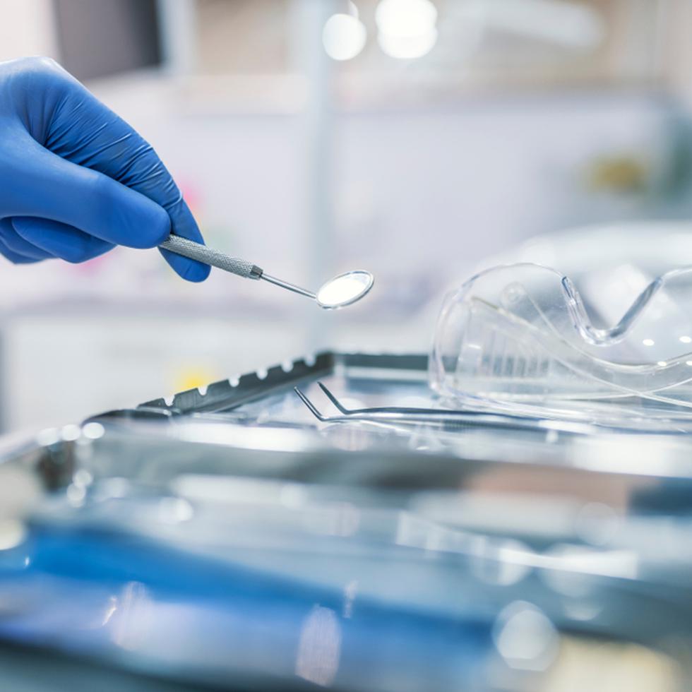 Se le exhorta a las personas a visitiar un profesional de la salud dental si están interesados en someterse a cualquier procedimiento en los dientes.