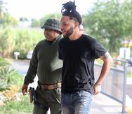 Las autoridades arrestaron a Jean Carlos Cepeda, quien cumplía una probatoria a nivel estatal por violación a la Ley de Armas.