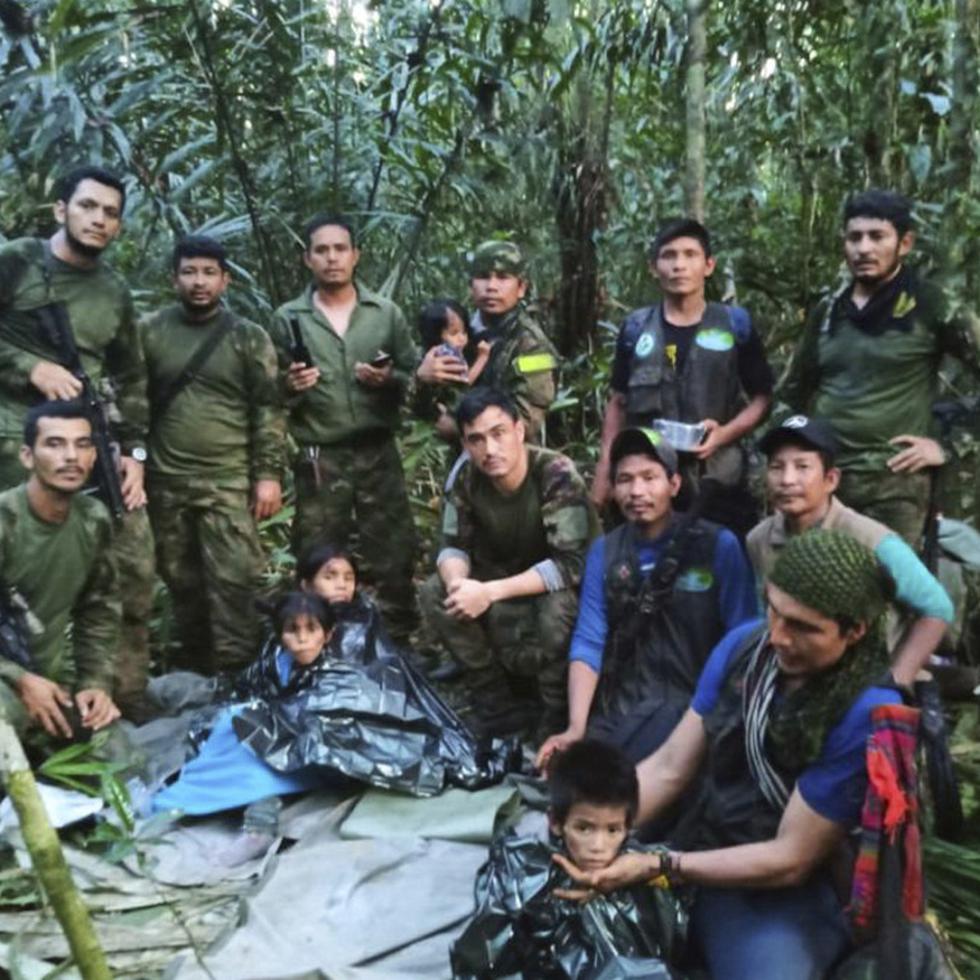 En esta foto difundida por la Oficina de Prensa de las Fuerzas Armadas de Colombia soldados e indígenas posan con los cuatro hermanos que llevaban 40 días desaparecidos en la selva de Solano, estado de Caquetá, Colombia, el viernes 9 de junio de 2023. (Oficina de Prensa de las Fuerzas Armadas de Colombia)