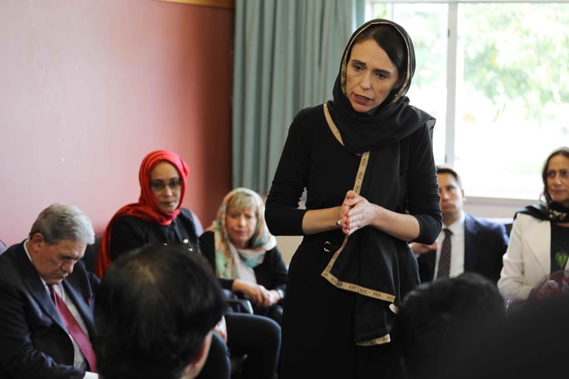 La primera ministra neozelandesa, Jacinda Ardern (c), se reune con miembros de la comunidad musulmana. (EFE)
