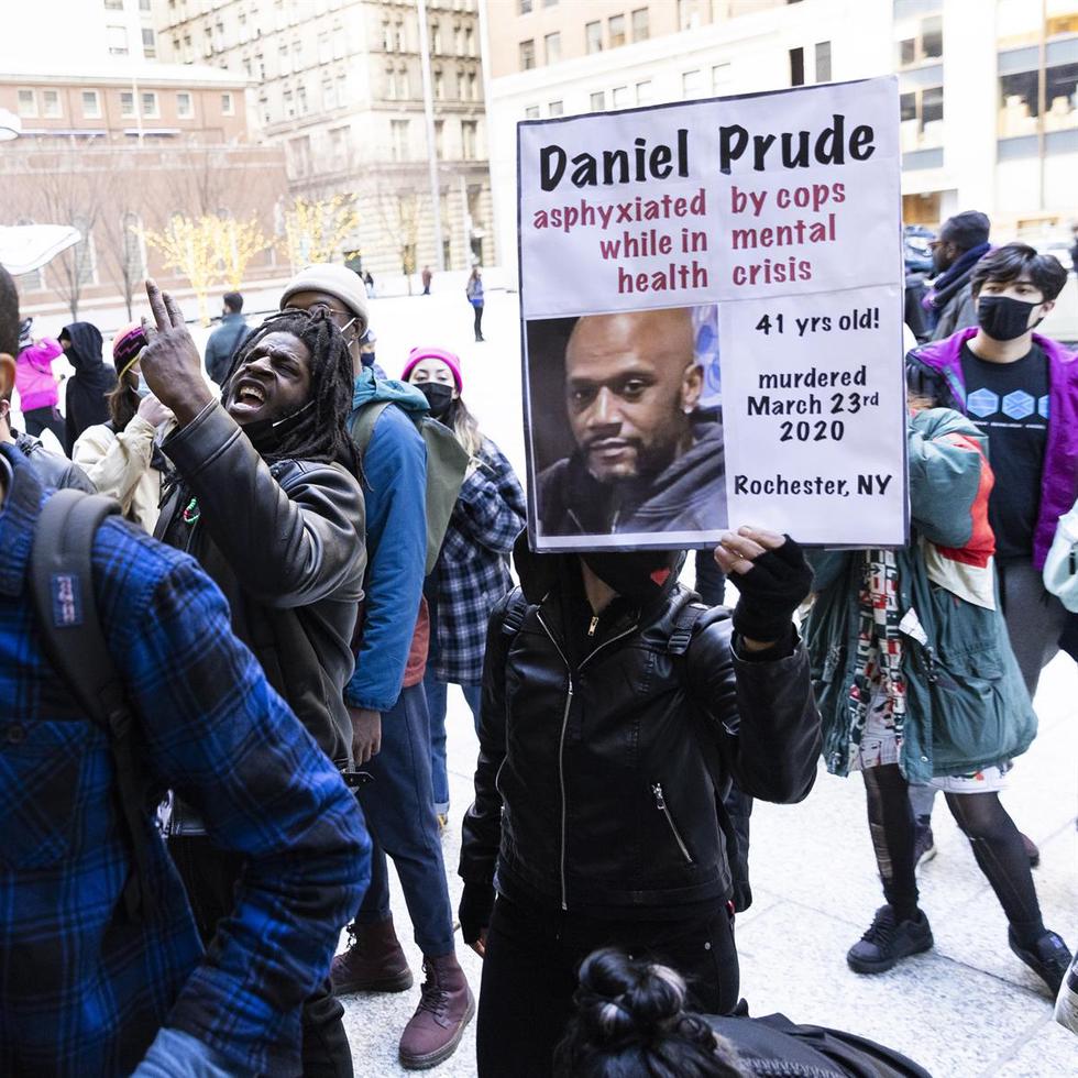 Personas protestan para exigir justicia por la muerte del afroamericano Daniel Prude, en Nueva York (EE.UU.), en una fotografía de archivo. EFE/Justin Lane