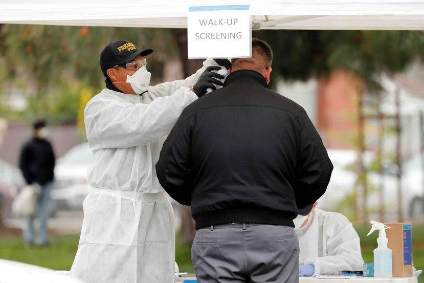 Personal médico realiza una prueba de coronavirus en Florida. (Agencia EFE)
