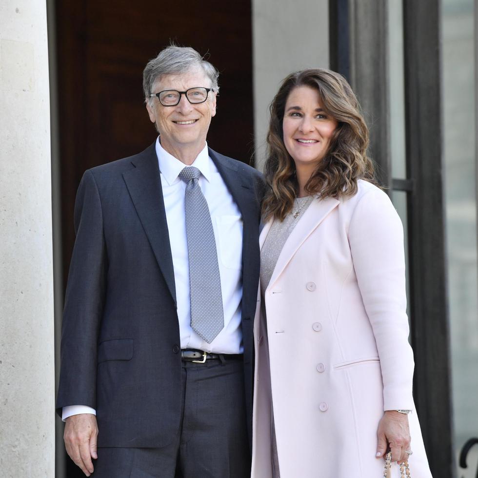 Bill Gates y su esposa, Melinda Gates, durante una visita a París en 2017. EPA/JULIEN DE ROSA/Archivo
