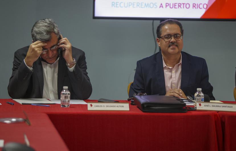 José Luis Dalmau (derecha), durante una reunión de la Junta de Gobierno del PPD. A su lado, el exalcalde de Isabela y excandidato a la gobernación, Carlos Delgado Altieri.