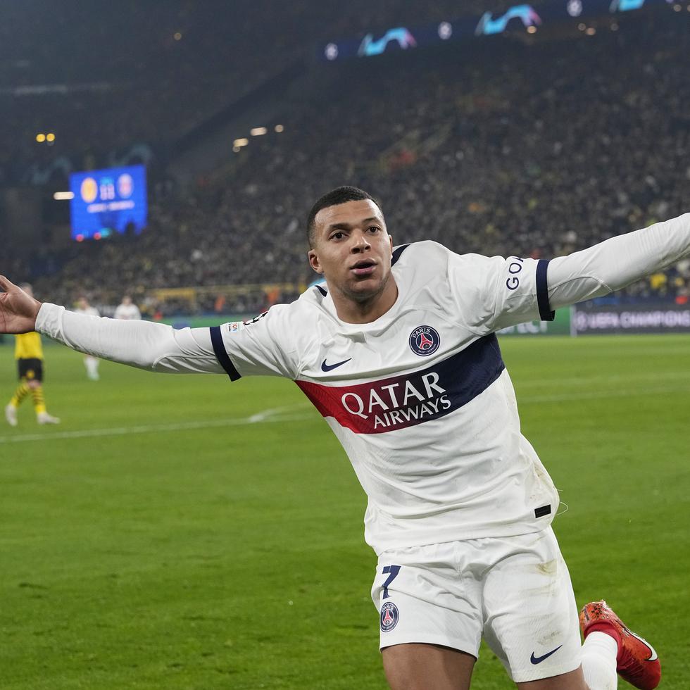 Kylian Mbappe del Paris Saint-Germain celebra tras anotar en el encuentro ante el Borussia Dortmund en el Grupo F de la Liga de Campeones, el  13 de diciembre del 2023.