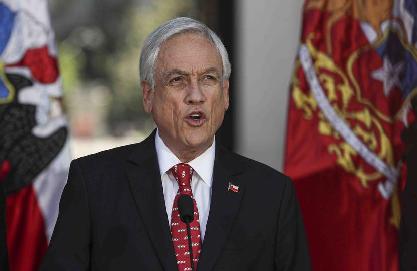 El presidente chileno Sebastián Piñera anuncia medidas para reforzar el orden público en el palacio presidencial de La Moneda en Santiago, Chile. (AP / Esteban Felix)