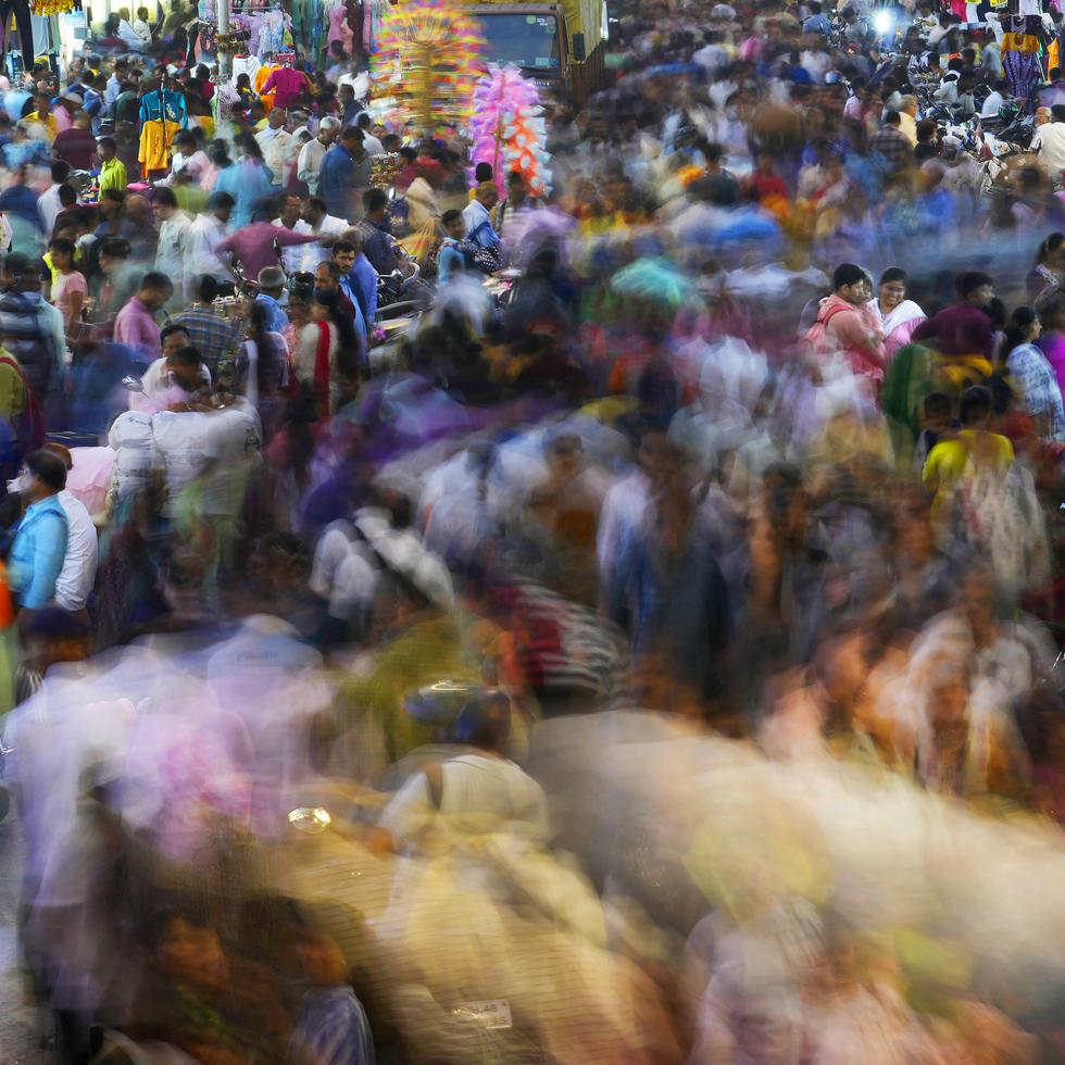 Personas se mueven por un mercado al aire libre en Mumbai, India.