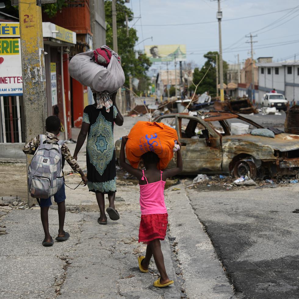 Una camioneta blindada de la policía patrullaba las calles, pasando junto a vehículos incendiados y muros de bloques de hormigón donde alguien había escrito “Viv Babecue”, una referencia en criollo haitiano a Jimmy Chérizier, antiguo policía de élite conocido como Barbecue.