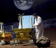 Imagen de archivo de un investigador chino trabajando en un prototipo de vehículo lunar en una superficie simulada.