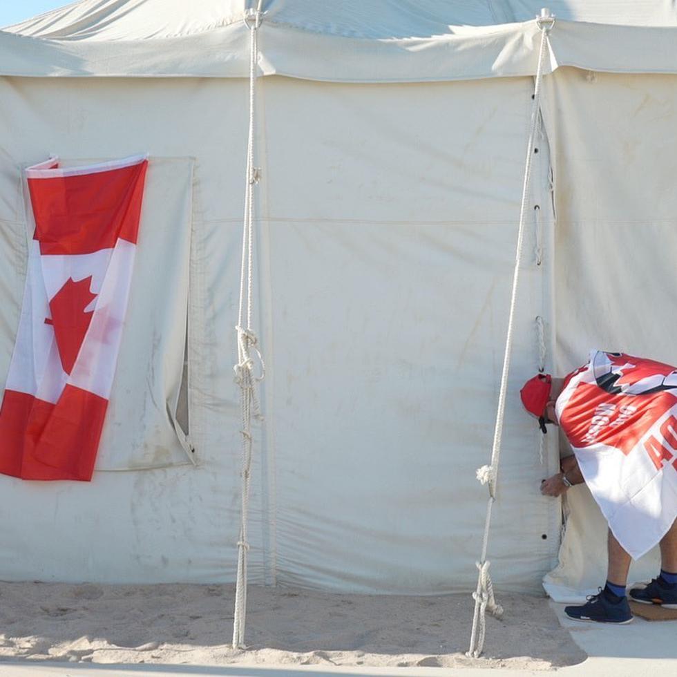 El canadiense Modar Safar cierra su carpa en un sitio en Al Khor, Catar, el miércoles 23 de noviembre. Para él y decenas de fanáticos del fútbol extranjeros, el camino hacia la Copa del Mundo en Doha comienza cada mañana en un campamento desolado.