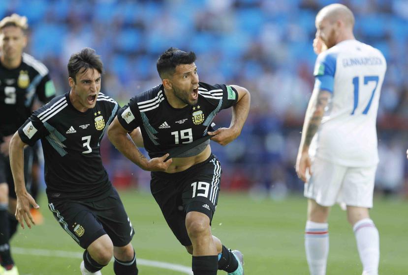 El delantero de Argentina Sergio Agüero (centro) festeja tras anotar el primer gol en el partido contra Islandia por el Grupo D del Mundial en el estadio Spartak en Moscú. (AP)