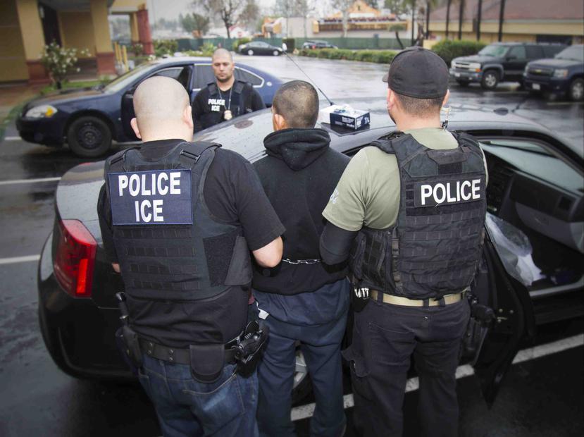 Un extranjero es arrestado durante un operativo contra inmigrantes no autorizados, en Los Ángeles. (AP)