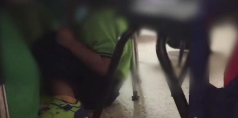 Los niños se escondieron debajo de las mesas. (Imagen tomada del vídeo)