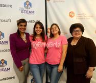 De izquierda a derecha, Keren Henriquez, directora de Educación de Microsoft Puerto Rico, Lesly Ann Rosa y Frannette Ocasio, integrantes de DigiGirlz, y Lucy Crespo, directora ejecutiva del Fideicomiso para Ciencia, Tecnología e Investigación. (Suministra