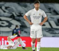 Alvaro Odriozola (en el piso) del Real Madrid busca alivio durante el partido contra el Sevilla.