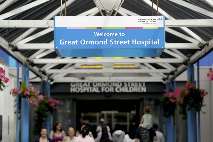 En el hospital de Londres quieren desconectar los aparatos que mantienen con vida al bebé para que tenga una muerte digna. (AP)