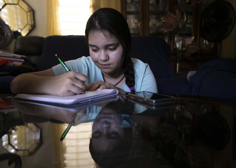 Linda Waleska Correa no ha tomado un día de clases desde diciembre de 2019, pues su escuela Asunción Rodríguez de Sala, en Guayanilla, tuvo grietas por el sismo en enero.