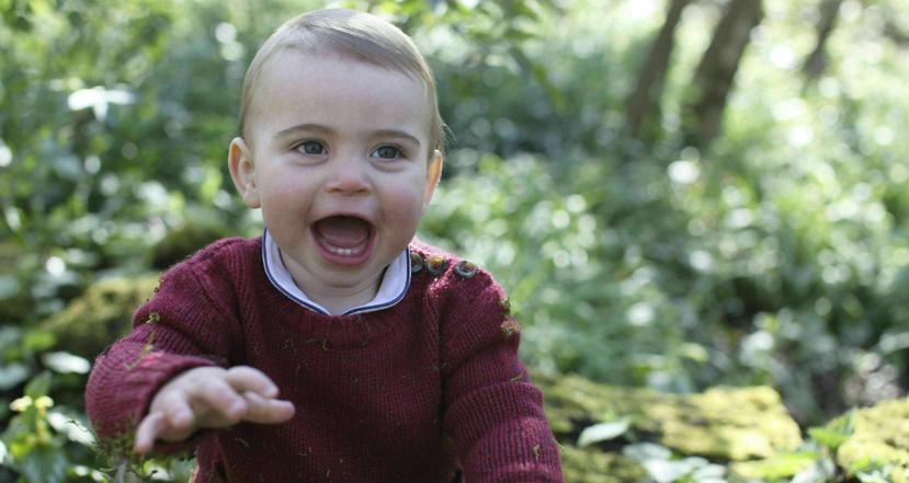Las fotos, tomadas por Kate, muestran al niño jugando en el jardín de la casa familiar en Norfolk, en la costa oriental inglesa. (Duquesa de Cambridge/Palacio de Kensington via AP)