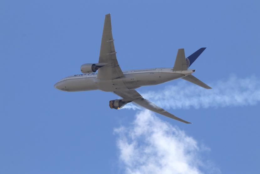 Esta fotografía del sábado, muestra el vuelo 328 de United Airlines mientras se acercaba al Aeropuerto Internacional de Denver tras presentar una "falla en el motor derecho" poco después de despegar.