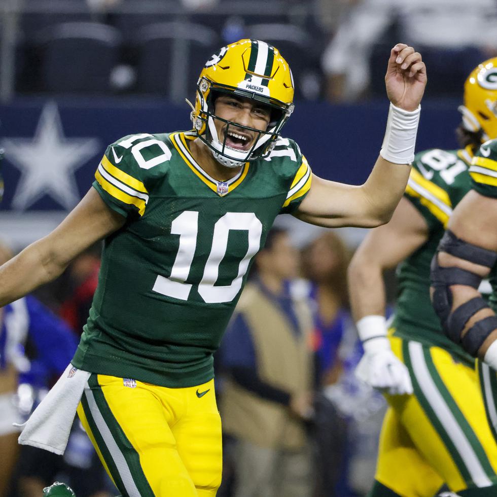 El quarterback de los Packers, Jordan Love (10), celebra tras lanzar para un touchdown durante el partido del domingo en Dallas.