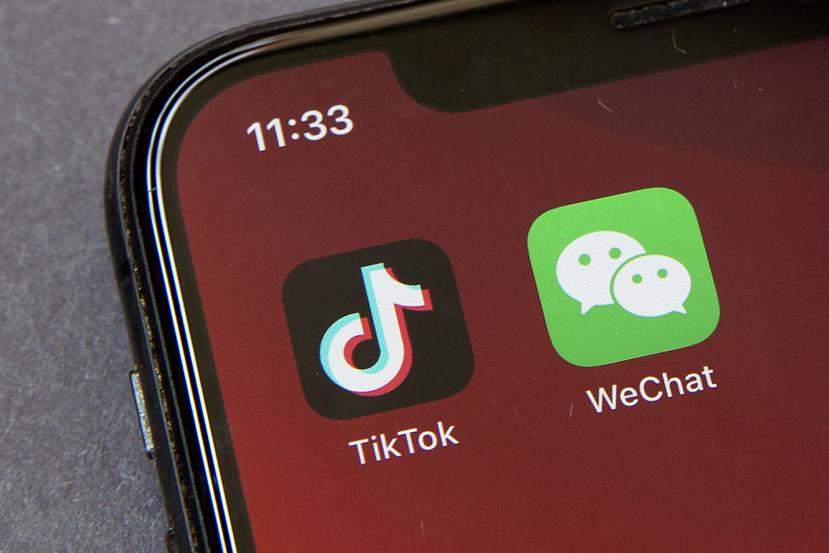 Iconos de las aplicaciones de Tiktok y WeChat en la pantalla de un iPhone.