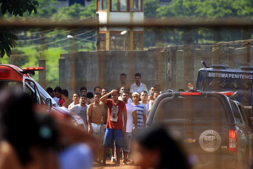 Prisioneros tratan de ponerse en contacto con sus familiares después de un motín en la prisión Colonia Agroindustrial del complejo carcelario Aparecida de Goiania, en el estado de Goias, Brasil (AP).