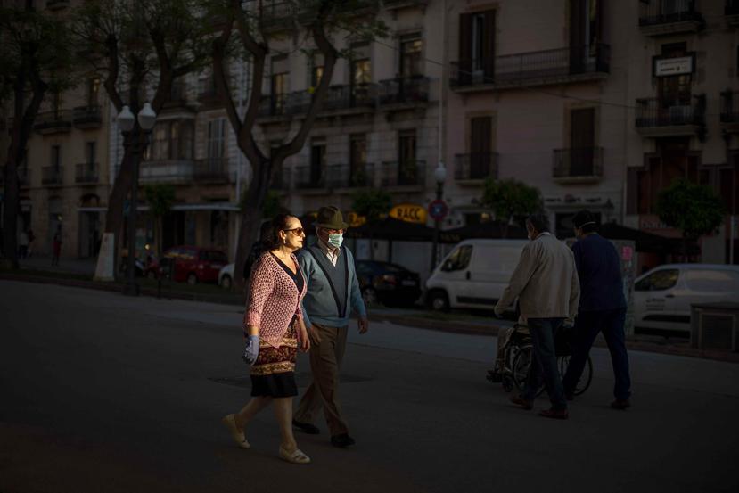 Una pareja pasea por Tarragona, España, tras el alivio de la cuarentena en la provincia. (AP)