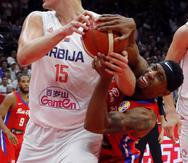 Nikola Jokic, en la foto peleando un balón con Alex Franklin, se ha establecido como una estrella en la NBA y en el baloncesto de FIBA. (Agencia EFE)