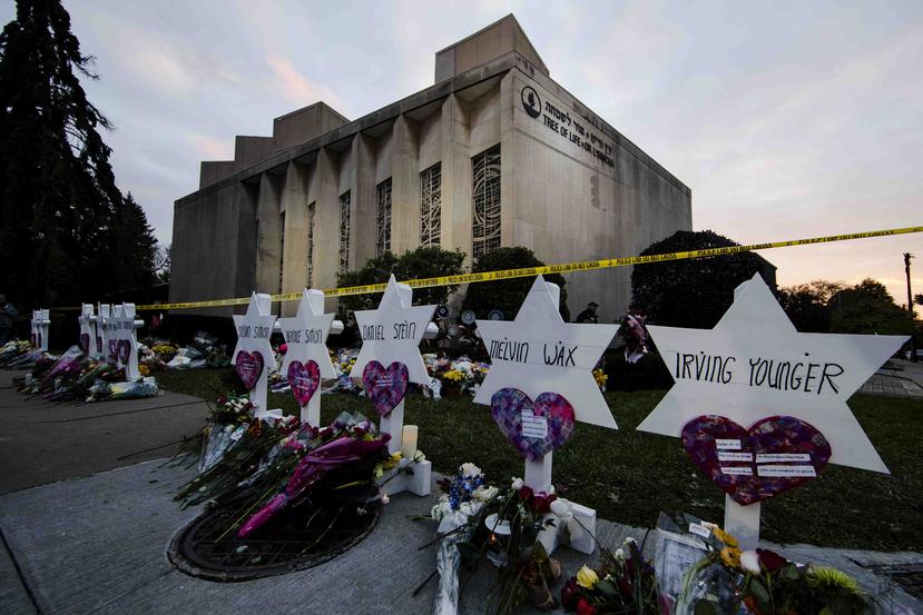 Memorial improvisado en las afueras de la sinagoga Árbol de la Vida, en Pittsburgh. (AP)
