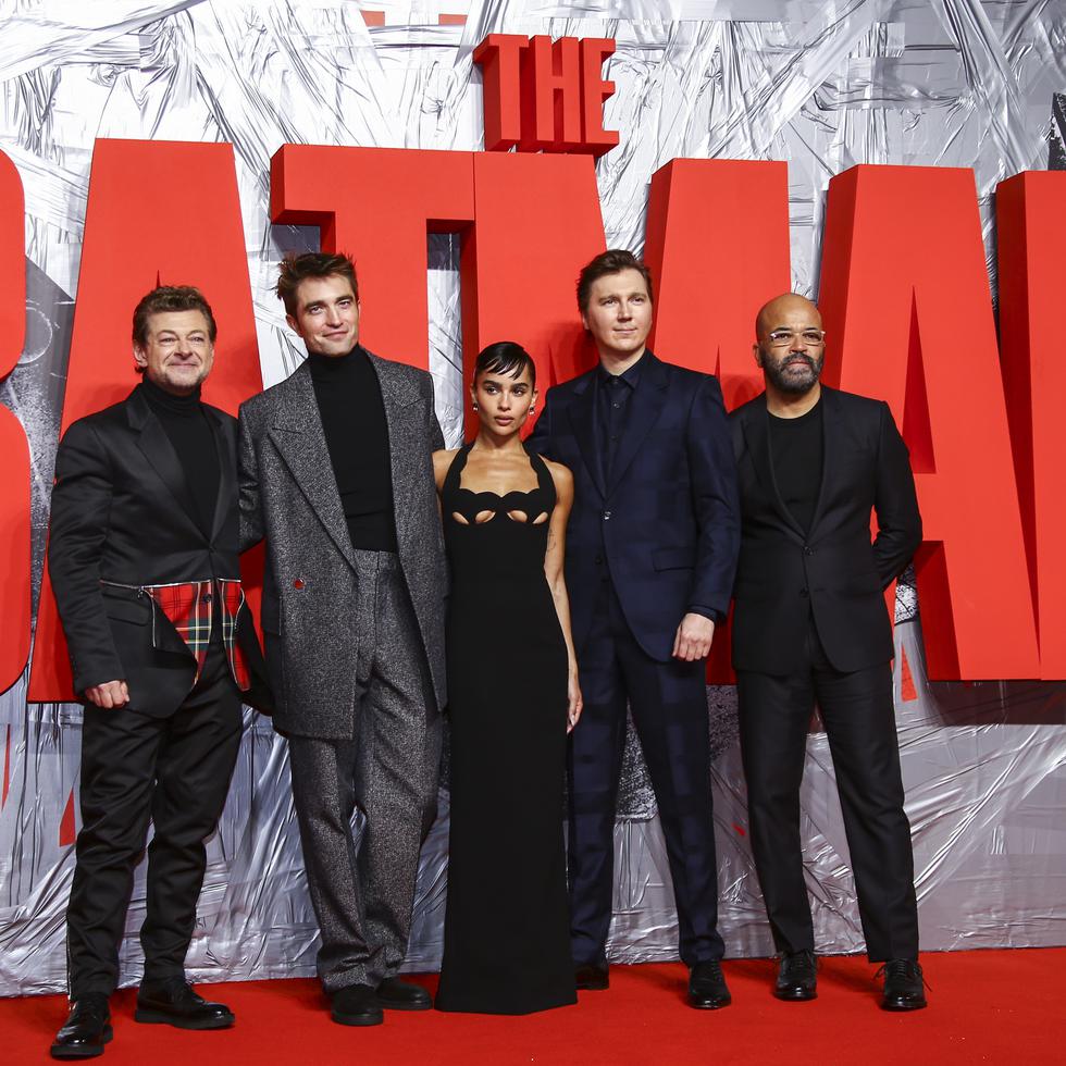 De izquierda a derecha, Andy Serkis, Robert Pattinson, Zoe Kravitz, Paul Dano y Jeffrey Wright posan al llegar a la premiere de "The Batman" en Londres.