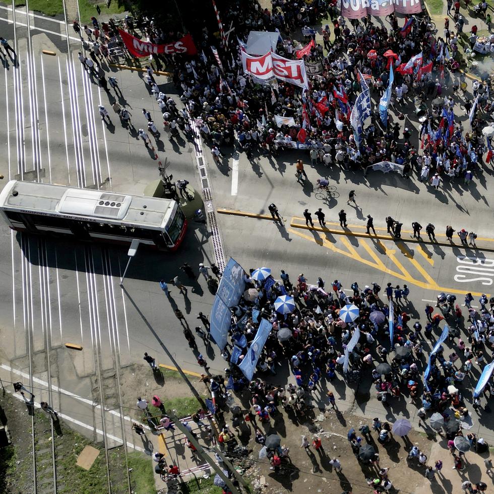 Decenas de miles de personas estaban afectadas por la huelga de 24 horas impulsada por la Unión Tranviarios Automotor (UTA) y a la que con el transcurso de las horas se fueron sumando más líneas de autobuses que unen Buenos Aires y las localidades cercanas.