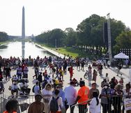 Varias personas llegan para conmemorar el 60mo aniversario de la Marcha en Washington por el trabajo y la libertad en el Lincoln Memorial, el sábado 26 de agosto de 2023, en Washington.