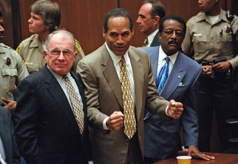 O.J. Simpson (al centro), que fue juzgado y absuelto de los cargos, no puede volver a ser juzgado de nuevo por las mismas acusaciones, según las leyes estadounidenses. (AP / Archivo)