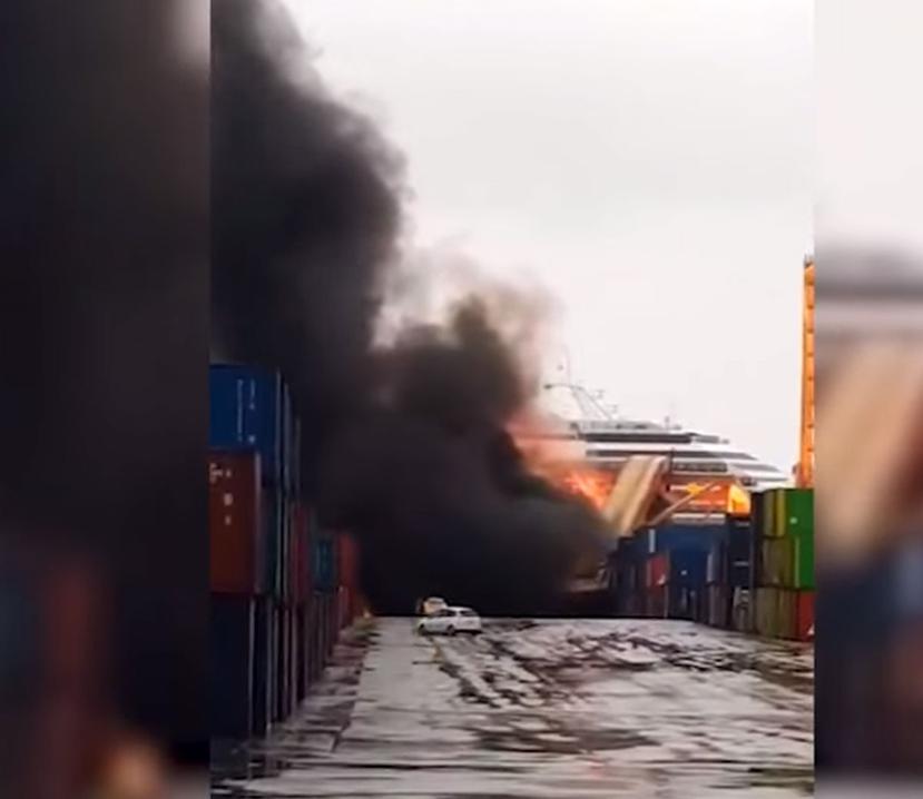 Vista del incendio en el puerto de Barcelona (Imagen tomada del vídeo)