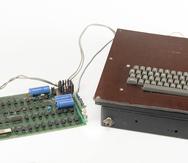 La foto distribuida por la firma subastadora RR Auction muestra una computadora clásica Apple de los años 70 firmada por el cofundador de la empresa Steve Wozniak. Será subastada en Boston, se informó el 1 de agosto de 2023.