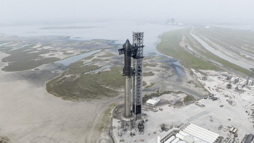 Foto sin fecha proporcionada por SpaceX que muestra el cohete Starship de la compañía en su sitio de lanzamiento en Boca Chica, Texas.
