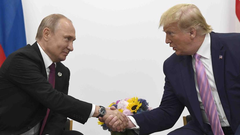 El presidente Donald Trump se reúne con el presidente ruso Vladimir Putin, durante la cumbre G20 en Osaka, Japón. (AP)