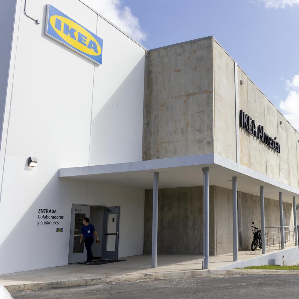 El edificio tiene dos niveles y 93,000 pies cuadrados y está en la carretera número 2, casi al frente del centro comercial Santa Rosa en Bayamón, donde está la primera IKEA de servicio completo en la isla.