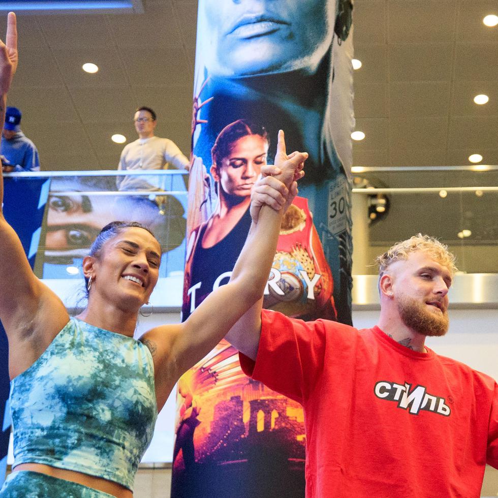 El promotor Jake Paul levanta el brazo de su protegida, la puertorriqueña Amanda Serrano durante el entrenamiento público.
