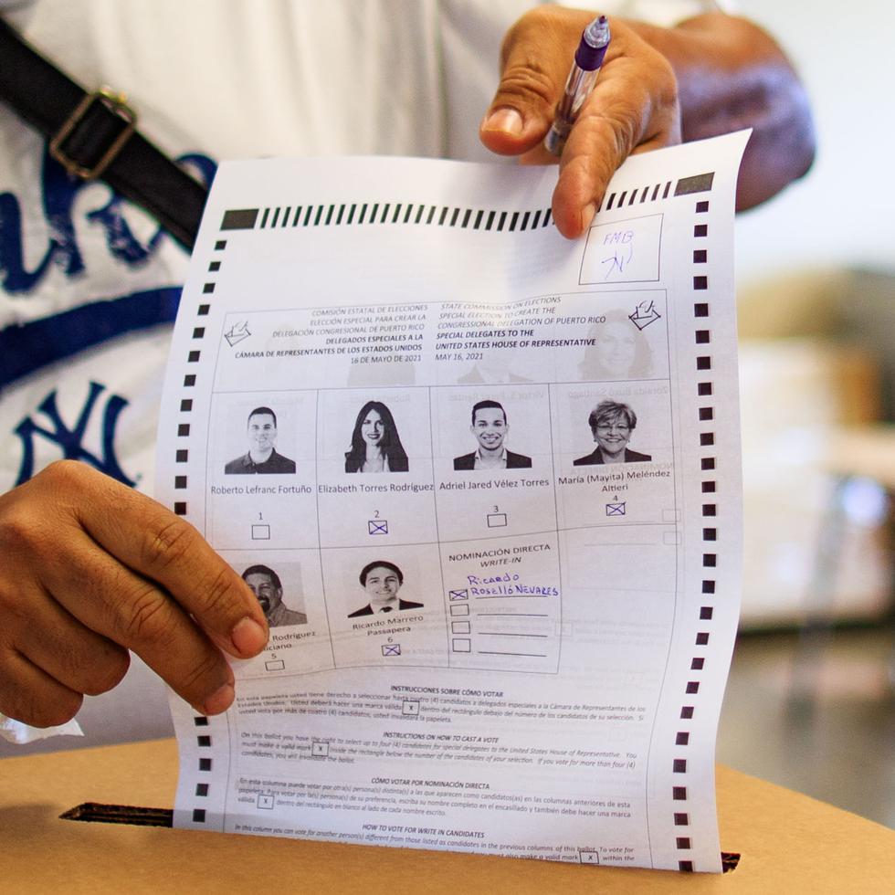 Una papeleta en la que un elector escribió en nominación directa el nombre del exgobernador Ricardo Roselló Nevares.