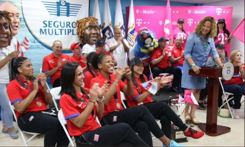 La presidenta del Comité Olímpico, Sara Rosario, se dirige a la jugadores de la Selección Nacional de baloncesto durante su recibimiento. (Foto/Federación de Baloncesto de Puerto Rico)