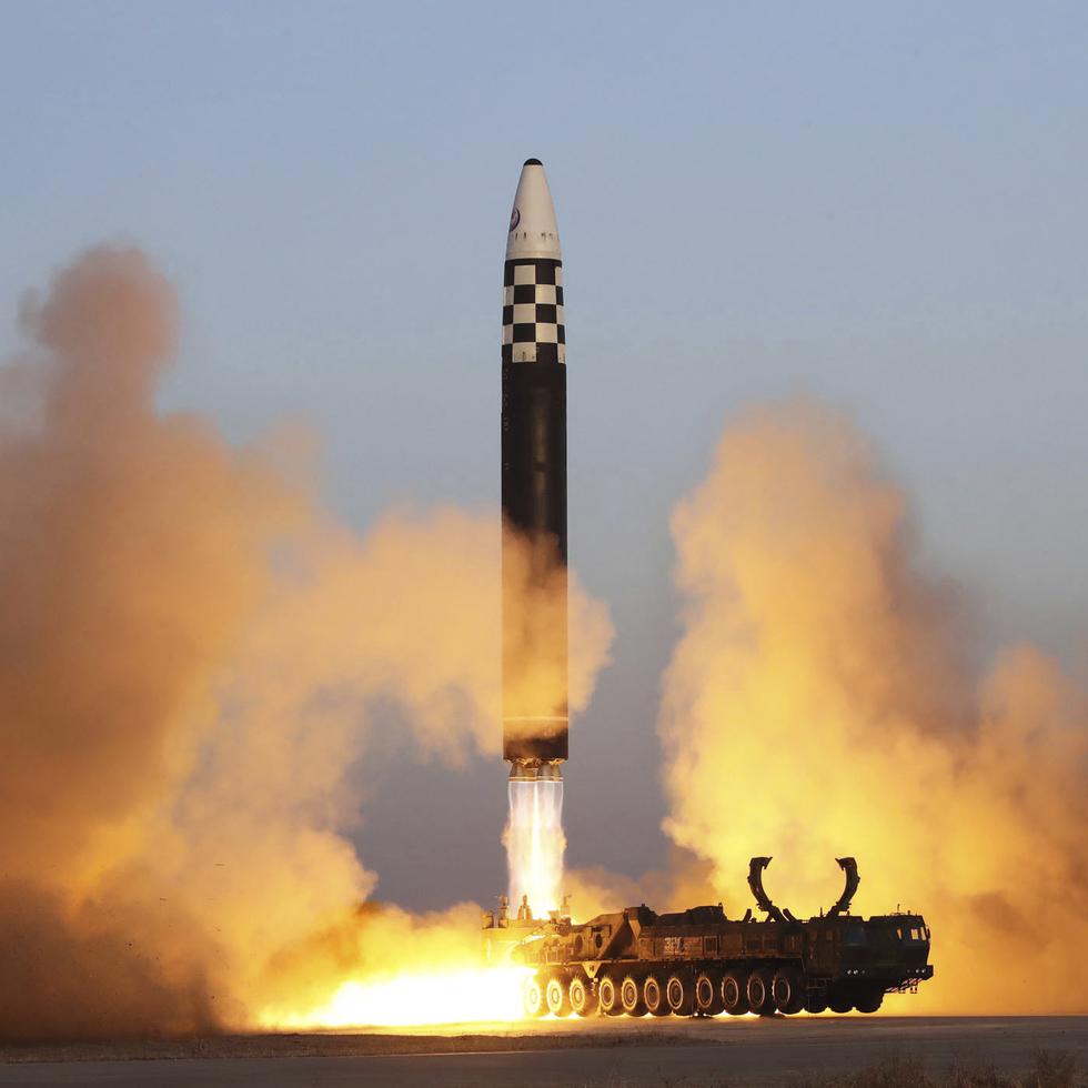 El Estado Mayor Conjunto surcoreano dijo que las fuerzas militares de Estados Unidos y Corea del Sur estaban analizando los lanzamientos. De momento no confirmó la cantidad exacta de misiles lanzados ni sus detalles específicos de vuelo.