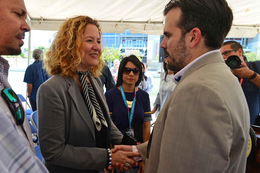 La presidenta del Copur, Sara Rosario, saluda al gobernador Ricardo Rosselló.