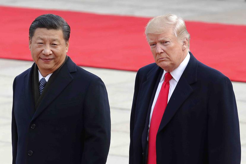 Donald Trump, presidente de estados Unidos, camina junto al presidente de China, Xi Jinping (izq.). (AP)