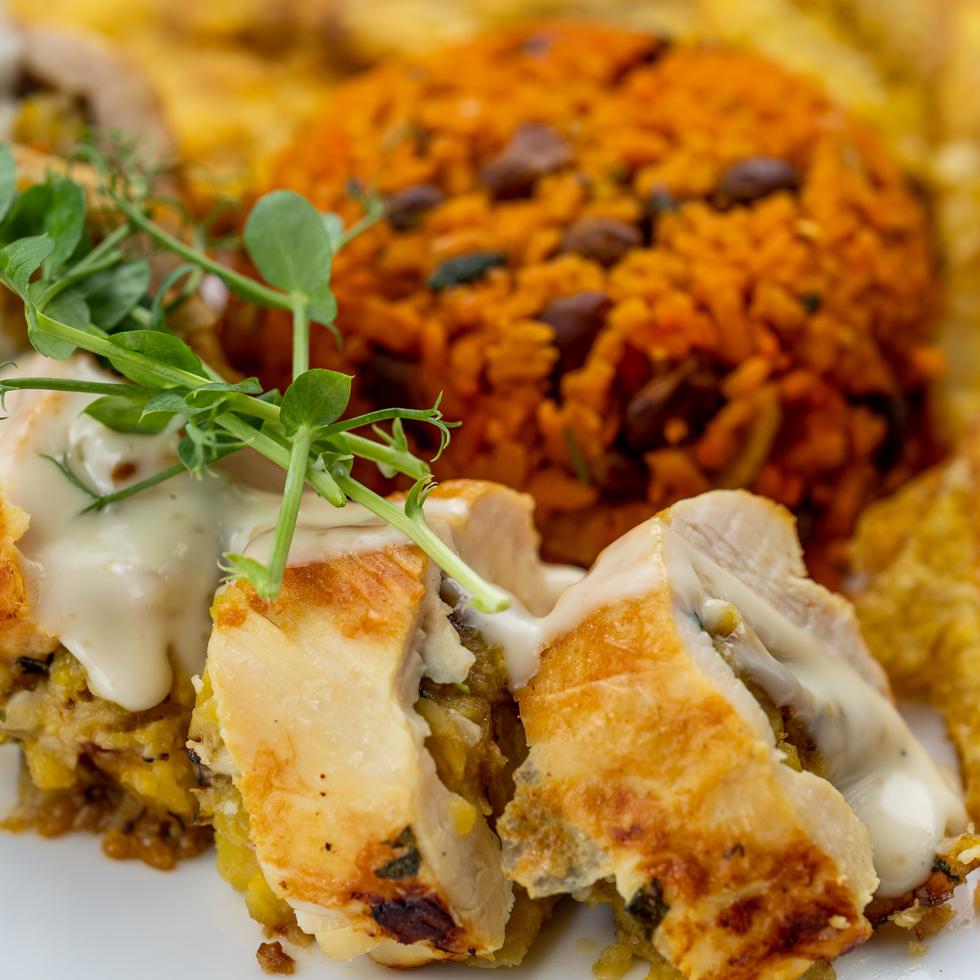 In their culinary offer you can find chicken breast stuffed with sweet plantains and cheese, accompanied by mamposteao rice and tostones.